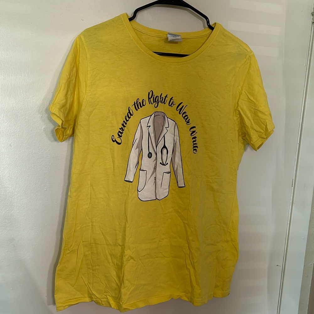 Extra large yellow T-shirt for white coat ceremony